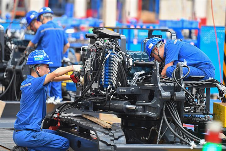 Covid’s Spectre Hangs Over Chinese Economy