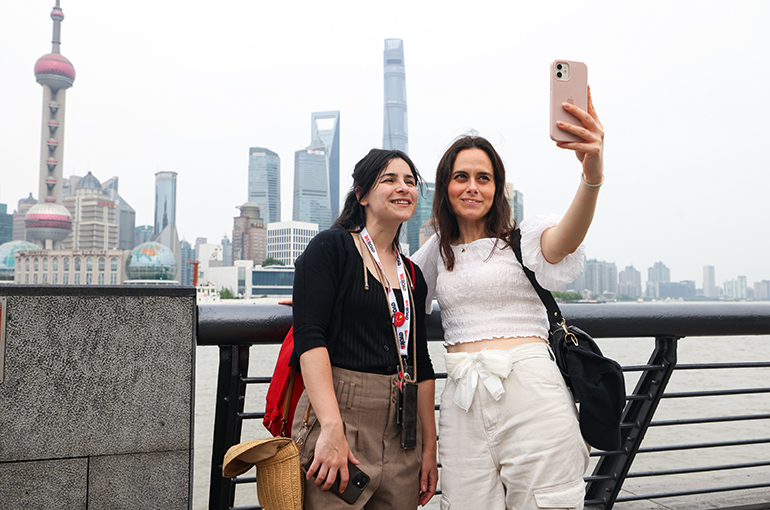 Shanghai Sees 45% Jump in Foreign Visitors as China 168澳洲幸运10开奖结果今天最新查询 Eases Entry Rules